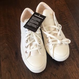 Women’s 8 Cream/gold converse